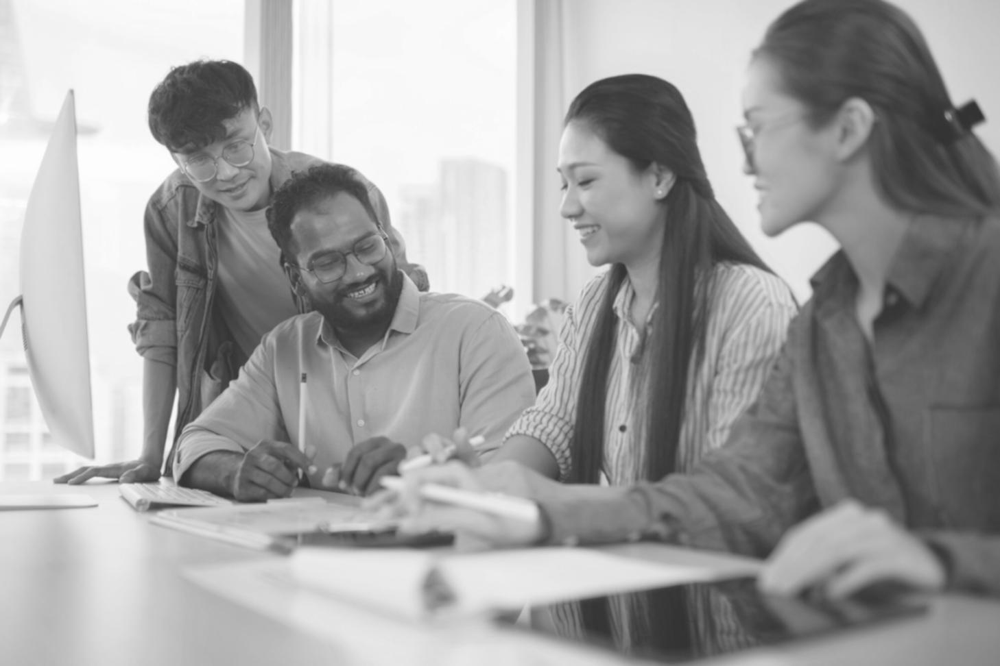 Personne étudiant des documents financiers