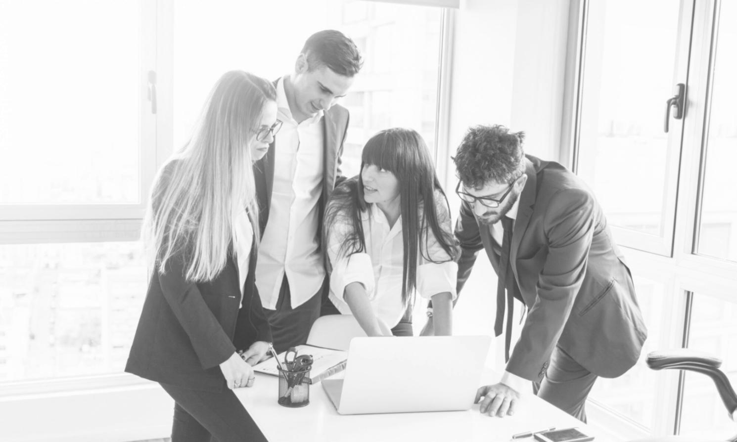 Espace de formation synorevian avec tableaux d'analyse financière et documents pédagogiques